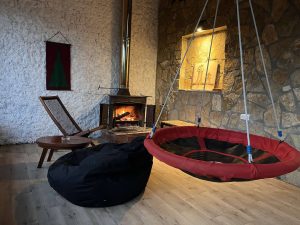 Sumska vila Lipovica dnevni boravak kamin